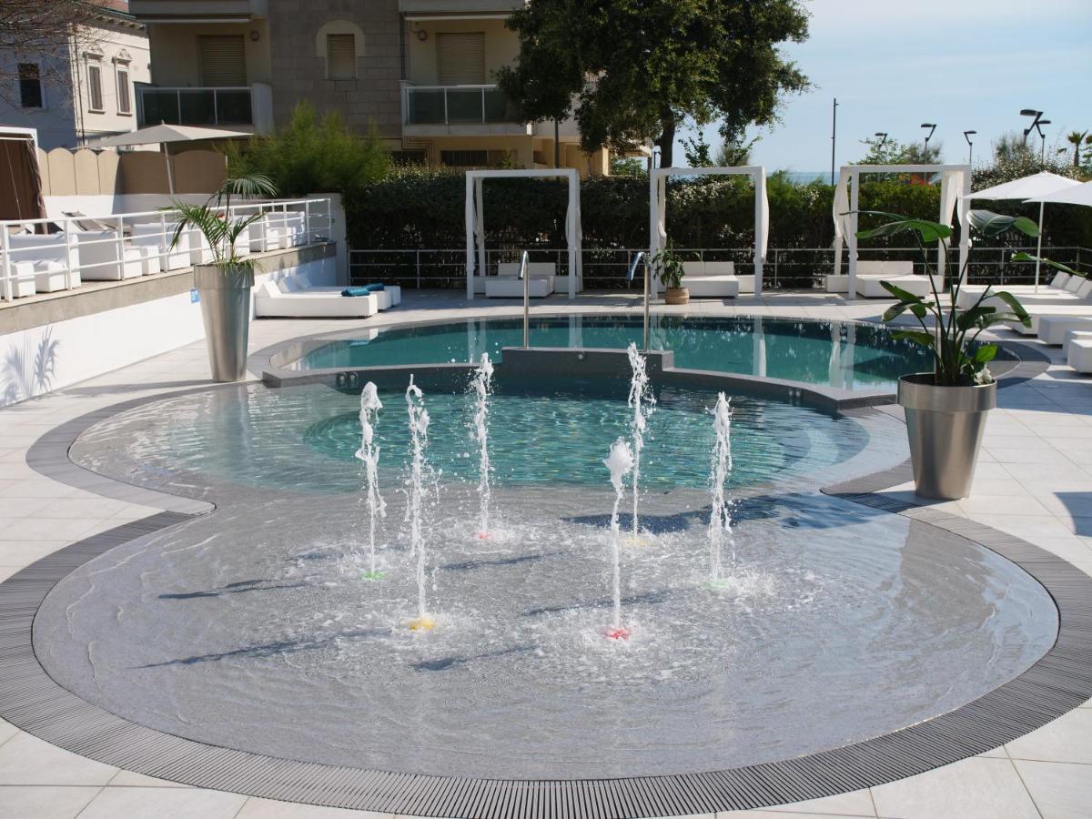 Oxygen Lifestyle Hotel Viserbella di Rimini Esterno foto