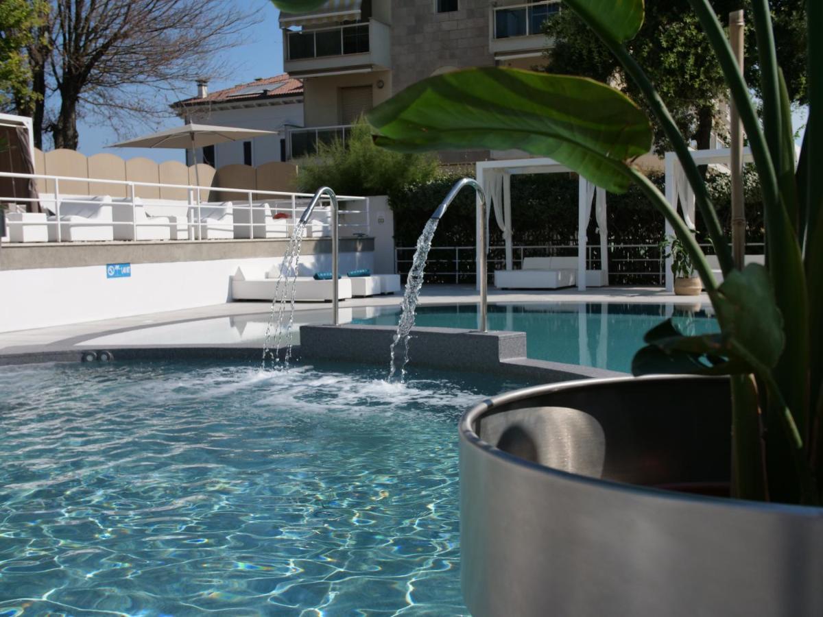 Oxygen Lifestyle Hotel Viserbella di Rimini Esterno foto